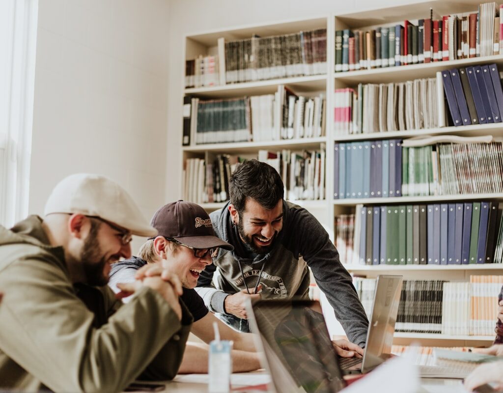 Renovar Visa Estudiante en Australia 2026: Guía Paso a Paso 2 Grupo de estudiantes internacionales estudiando juntos en una universidad australiana